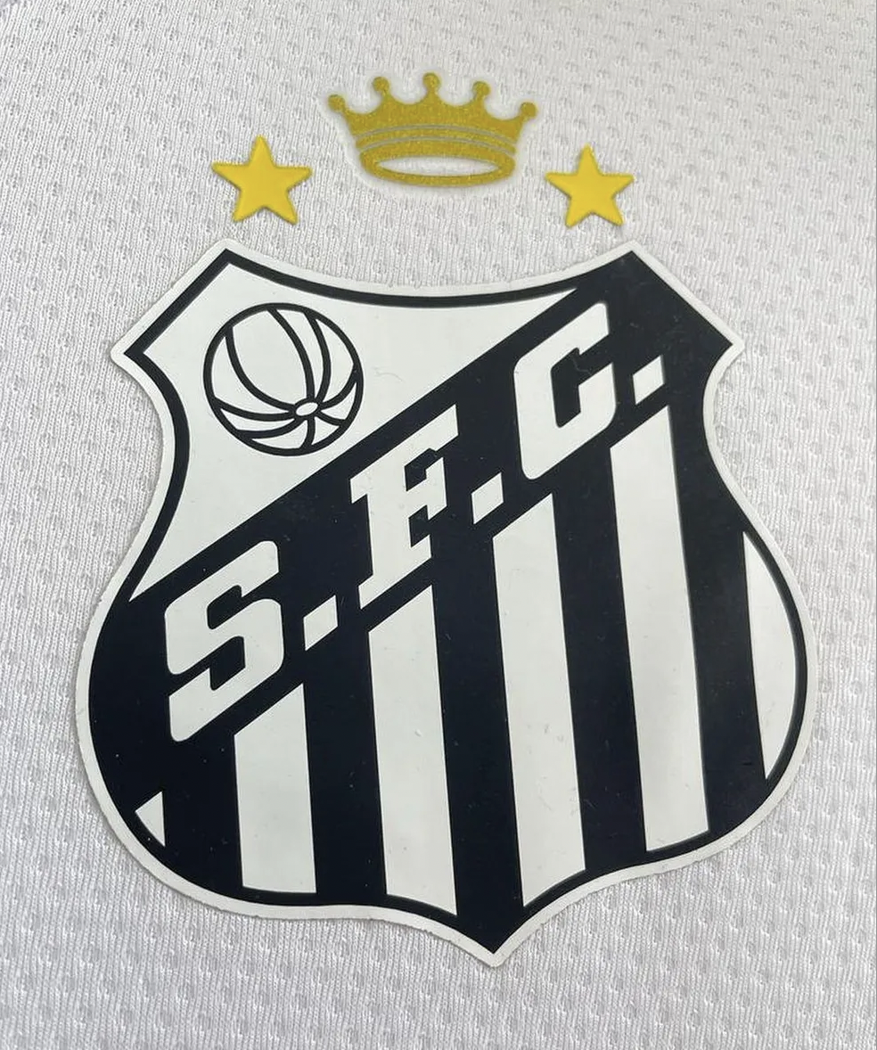 向“球王”贝利致敬巴西桑托斯俱乐部发布印有皇冠的新球衣