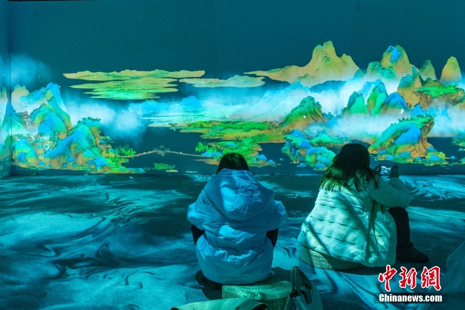 中国首个地铁数字艺术空间亮相成都一地铁站