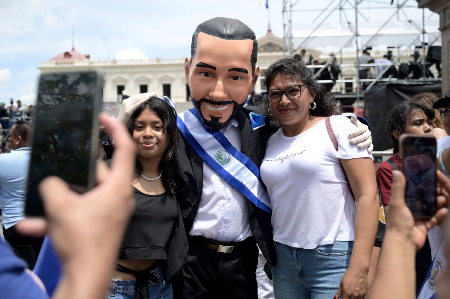 布克尔宣誓就任萨尔瓦多总统