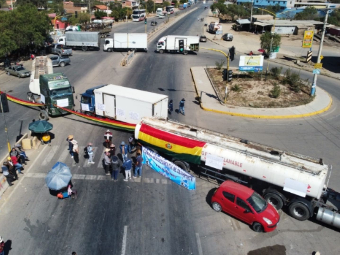 玻利维亚重型运输业封锁道路超千万升燃料运输或受影响