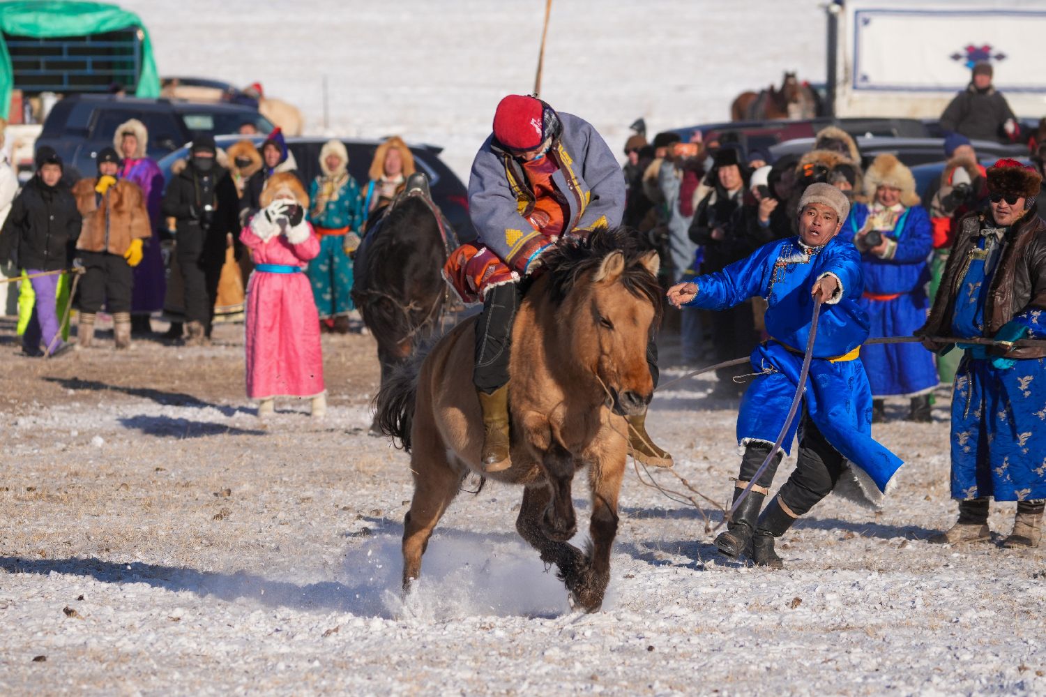 大马趣闻- 攻击者离开后，群众才敢趋前，查看倒地男子的伤势……  👉https://www.eeurl.club/article/1747916#12392 | Facebook, image size:1500x999