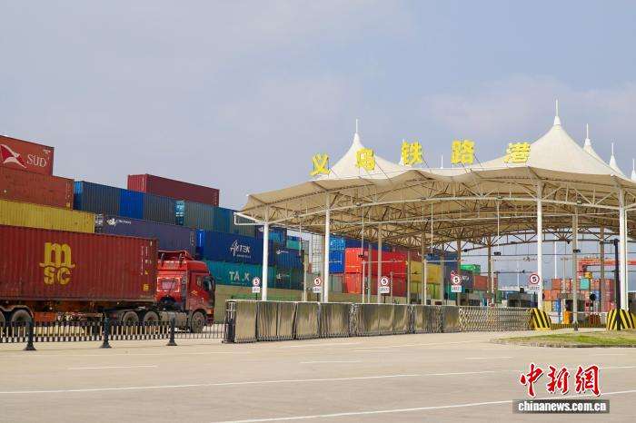 3月6日，一列满载出口货物的集装箱卡车驶入义乌铁路港。董易鑫摄